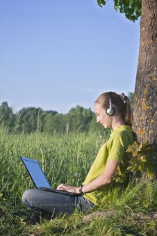 Girl With Laptop In The Country Royalty Free Stock Photos Girl With Laptop In The Country Royalty Free Stock Photos