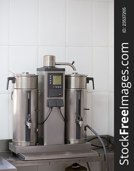 Coffee machine with high capacity industrial coffee production