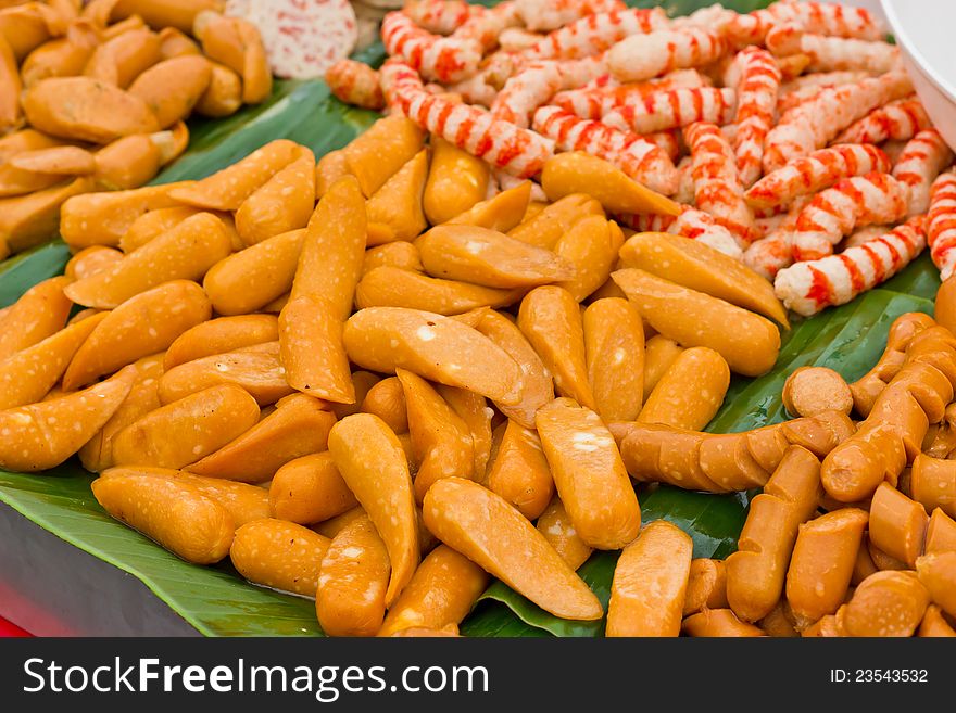 Fried sausages are placed on banana leaves. Fried sausages are placed on banana leaves.