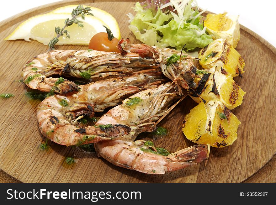 A large plate of shrimp and baked fruit