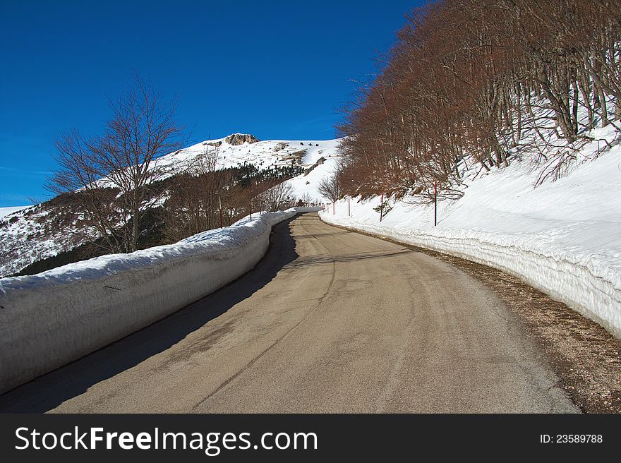 Image of mountain road in the snow