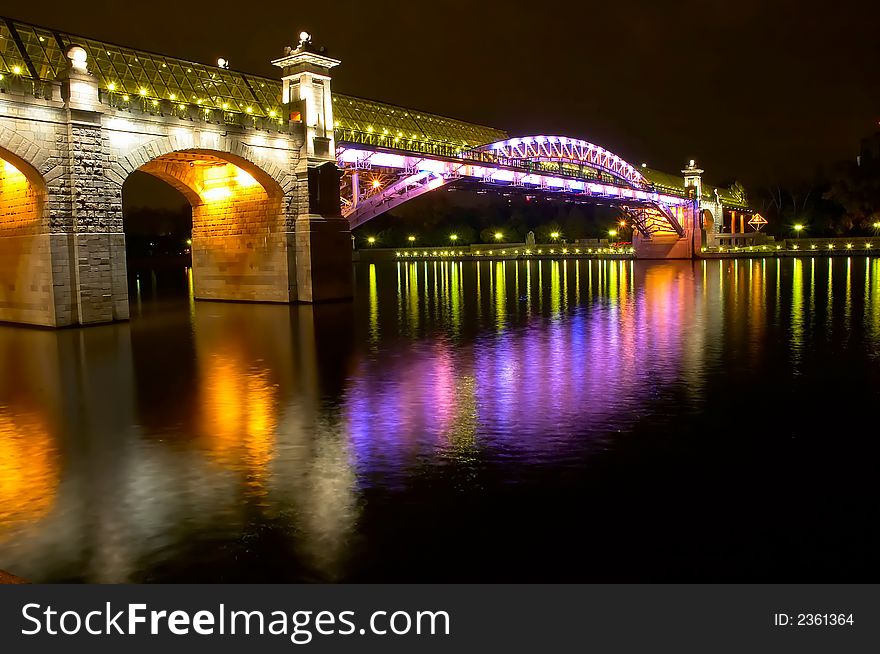 A picture of a bridge at night in Moscow