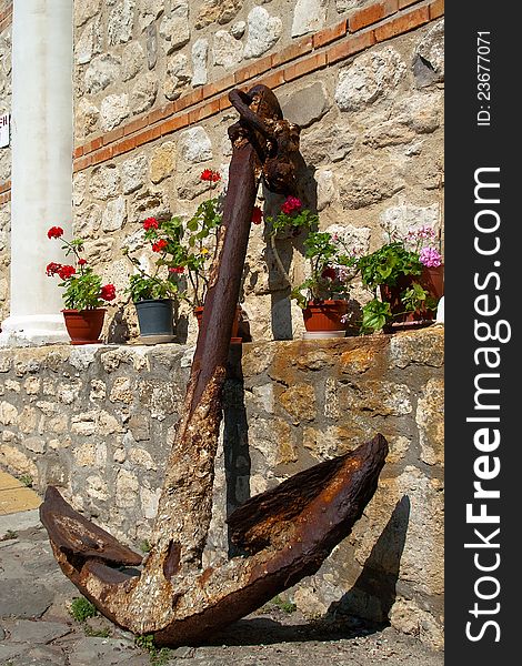 The old ship's anchor is the wall of the building. The old ship's anchor is the wall of the building