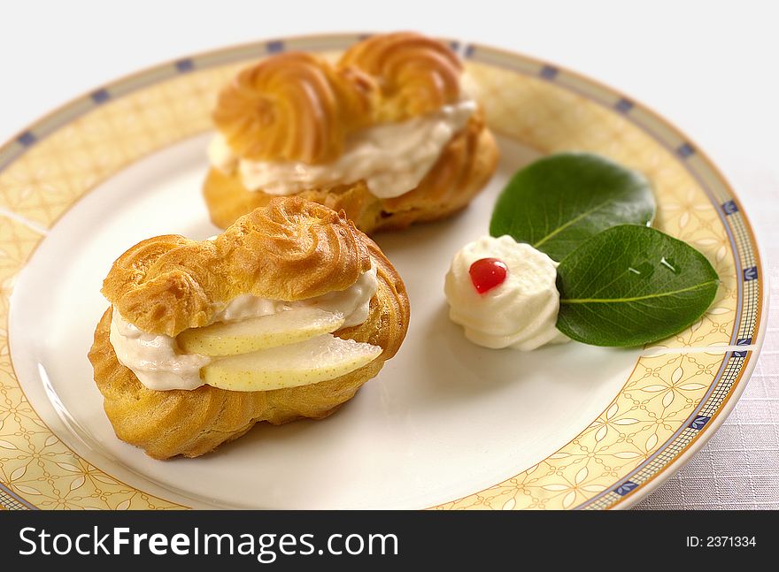 Biscuit with pears and cream 1