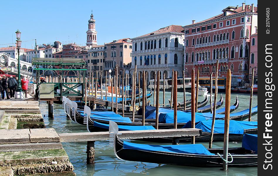 Gondola pier near Rialto bridge