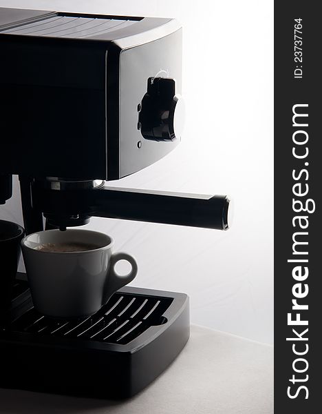 Espresso coffee maker with coffee cup