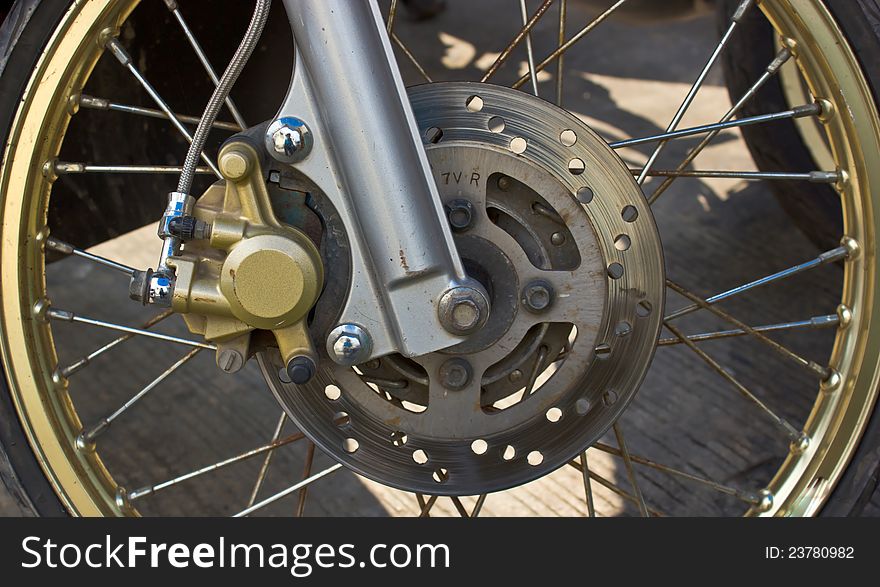 Fast-wheel disc brakes and a motorcycle. Fast-wheel disc brakes and a motorcycle