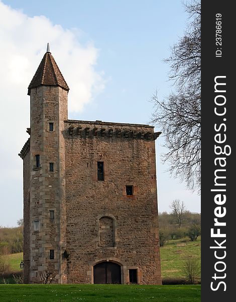 The castle of Couches is also known as the castle of Marguerite de Bourgogne. Constructions dating from the 11th to the 15th century. This is a secondary building. The castle of Couches is also known as the castle of Marguerite de Bourgogne. Constructions dating from the 11th to the 15th century. This is a secondary building.