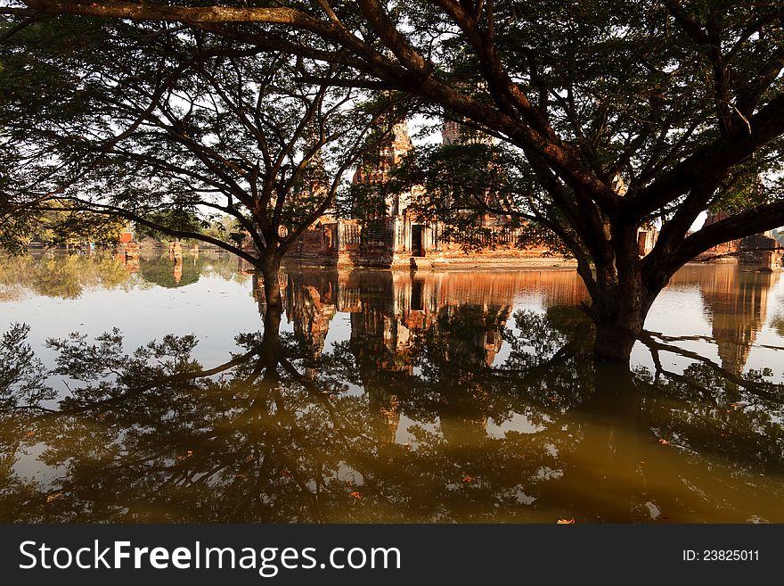 Floods Chaiwatthanaram Temple at Ayutthaya