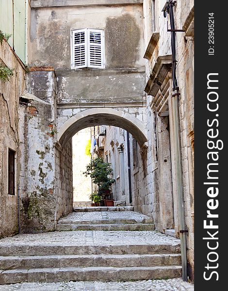 Narrow alley in Dubrovnik