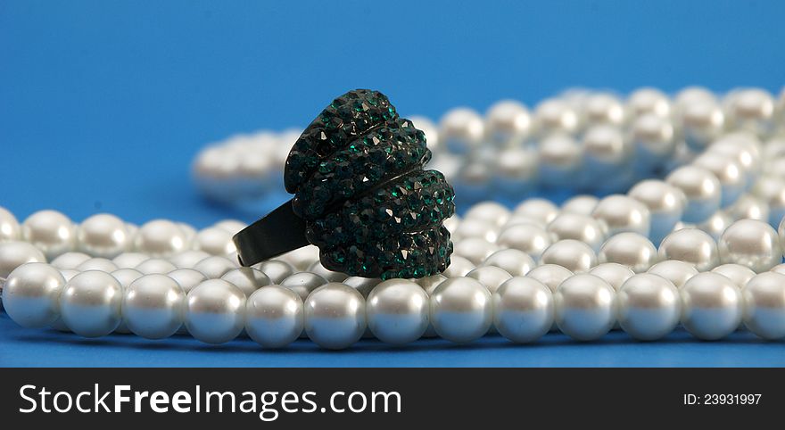 Picture of a Green ring on pearls