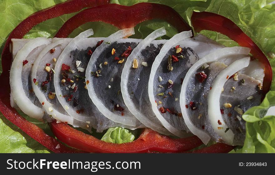 Herring with lettuce, red peppers and onions