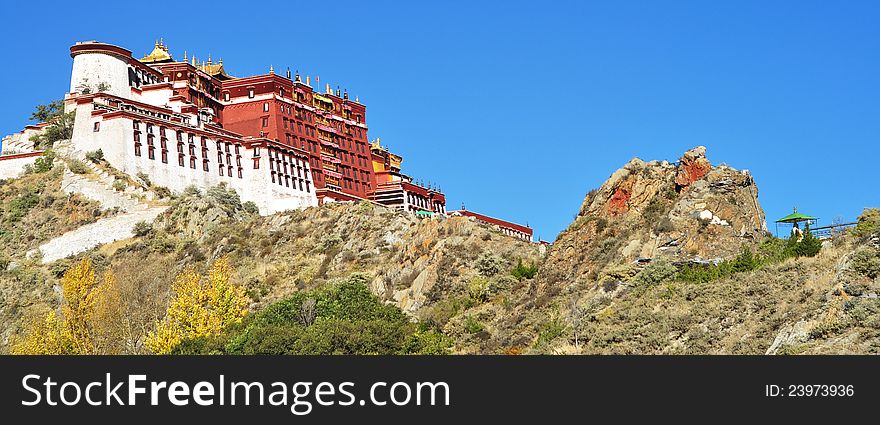 Potala Palace (English transliteration: the Potala Palace), commonly known as Mount Putuo, stands in the northwest of Red Hill in Lhasa, the capital of Tibet, is a large-scale castle buildings. Was originally built by Songtsen Gampo married Princess Wencheng, the reconstruction of the 17th century, the Potala Palace to become the Winter Palace residence of the Dalai Lama, Tibet's theocratic rule center. The whole palace has distinctive Tibetan style, hillside, magnificent momentum. Potala Palace, a collection of countless treasures, called the palace of art. In 1961, the Potala Palace was the People's Republic of China State Council announced as one of the first batch of national key cultural relics protection unit. In 1994, the Potala Palace as a World Heritage Site. Potala Palace (English transliteration: the Potala Palace), commonly known as Mount Putuo, stands in the northwest of Red Hill in Lhasa, the capital of Tibet, is a large-scale castle buildings. Was originally built by Songtsen Gampo married Princess Wencheng, the reconstruction of the 17th century, the Potala Palace to become the Winter Palace residence of the Dalai Lama, Tibet's theocratic rule center. The whole palace has distinctive Tibetan style, hillside, magnificent momentum. Potala Palace, a collection of countless treasures, called the palace of art. In 1961, the Potala Palace was the People's Republic of China State Council announced as one of the first batch of national key cultural relics protection unit. In 1994, the Potala Palace as a World Heritage Site.