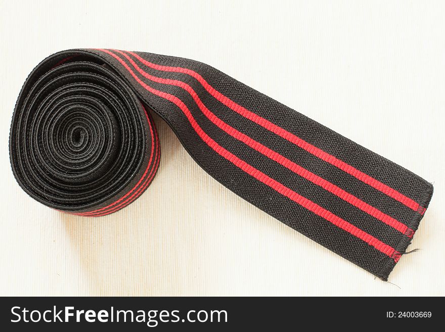 Sporting a bandage black with red stripes used in the power triathlon, powerlifting for fixation of the knee. Sporting a bandage black with red stripes used in the power triathlon, powerlifting for fixation of the knee.