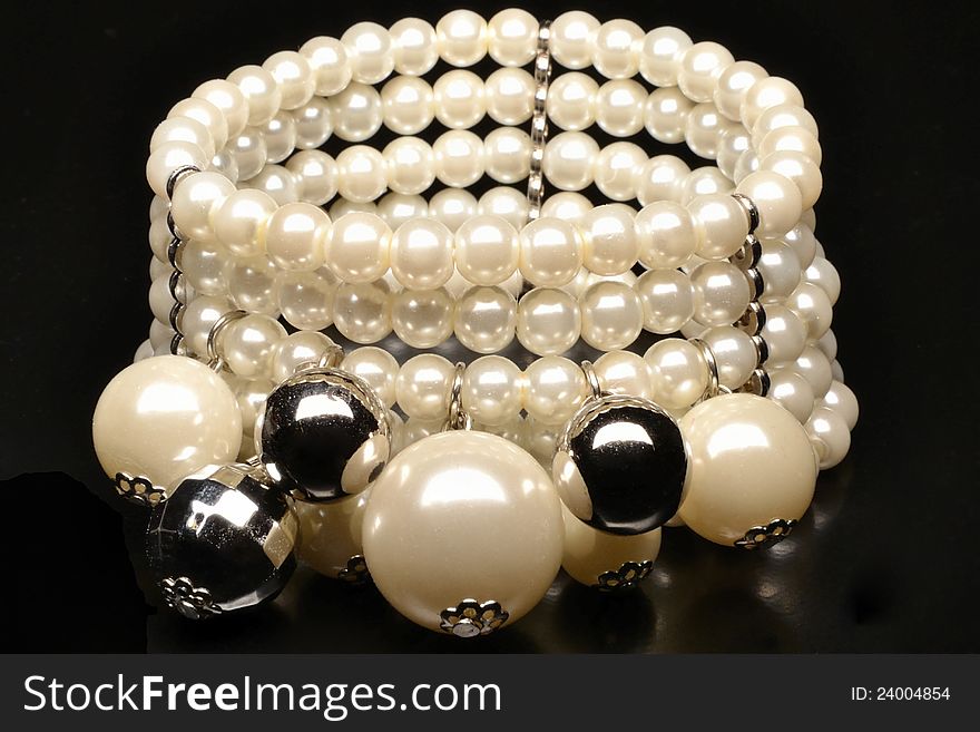 A pearlsbracelet small and big silver pearls