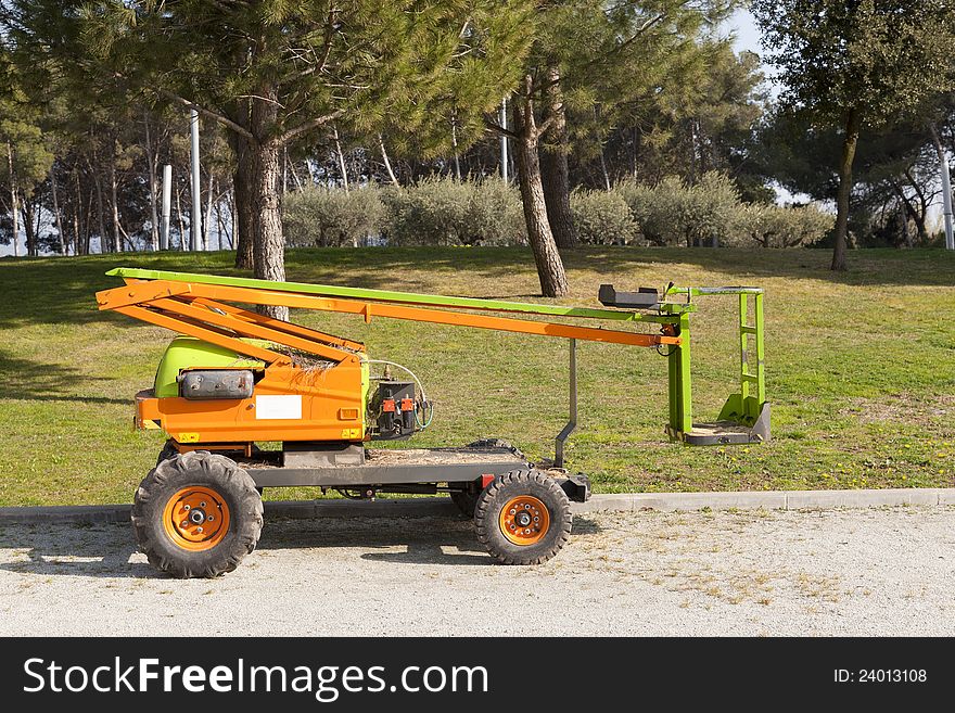 Electric crane for tree pruning or other works of high