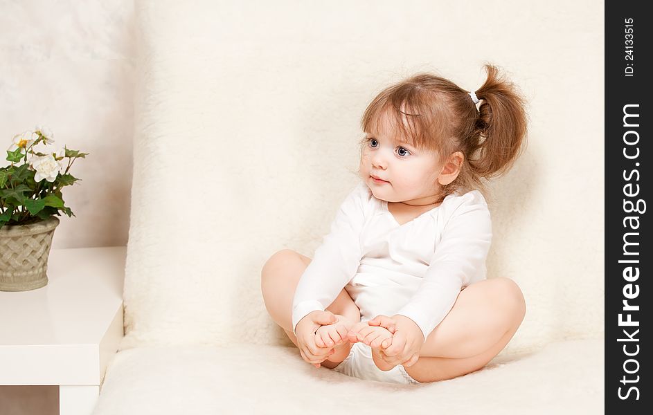 Photo Beautiful little girl sitting on the couch