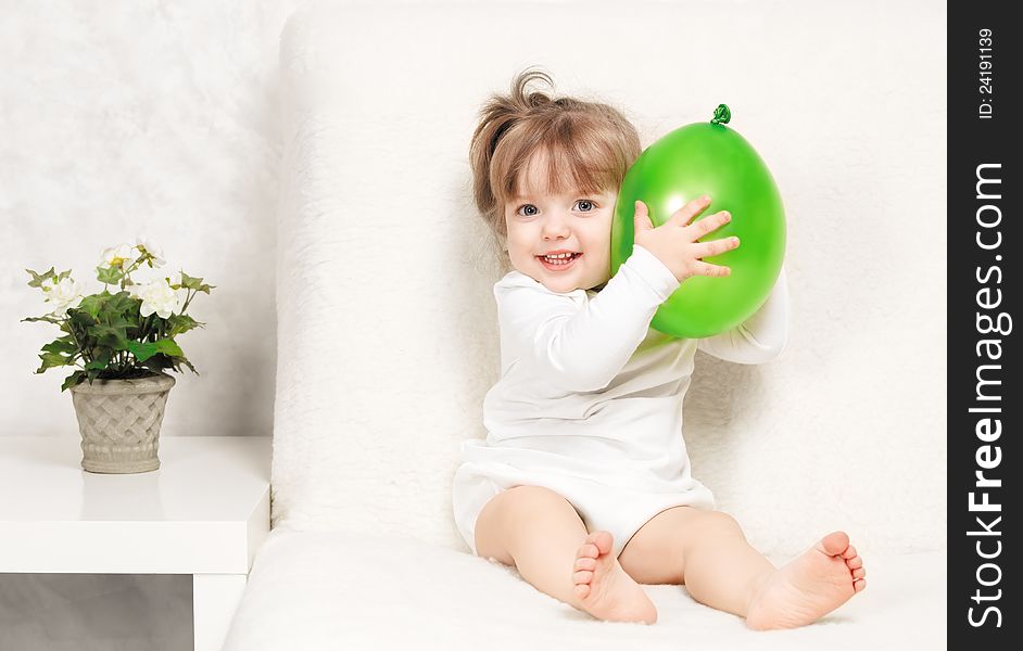 Foto-portrait of a beautiful little girl holding a ball