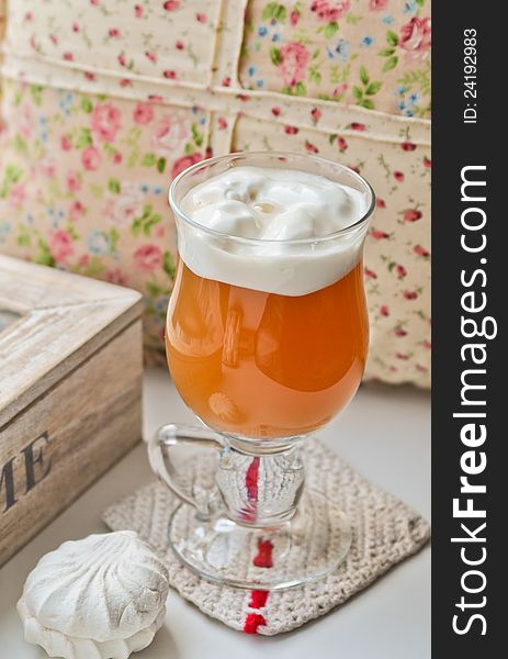 Tea with marshmallows in a glass