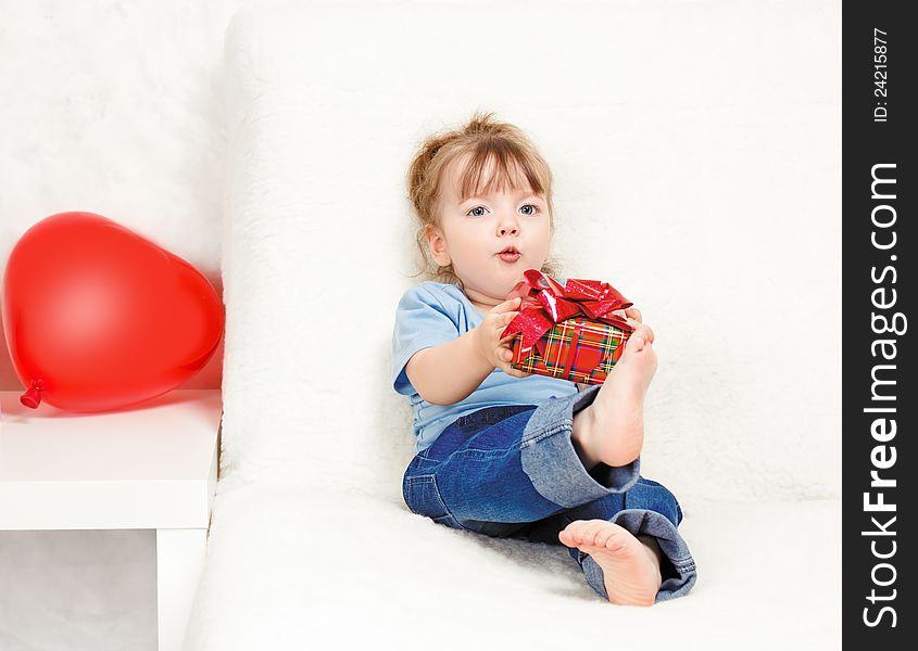 Foto-Beautiful girl holding a gift