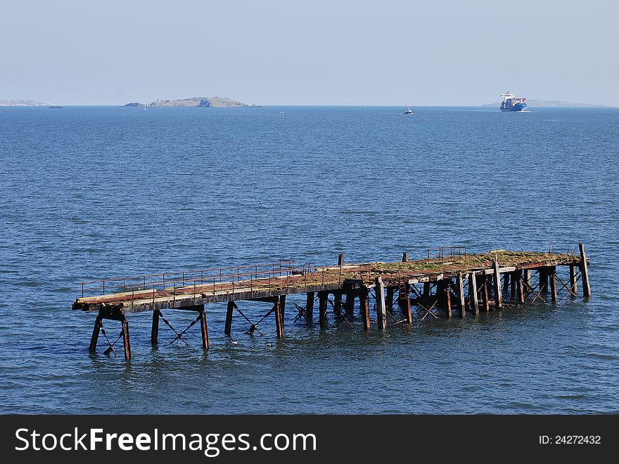 An old ruined jetty in the river Forth near Inverkeithing