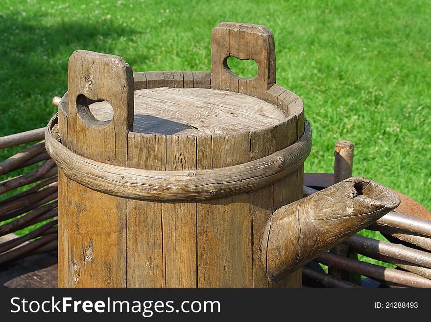 The barrel, standing on a cart, which serves to transport water. The barrel, standing on a cart, which serves to transport water