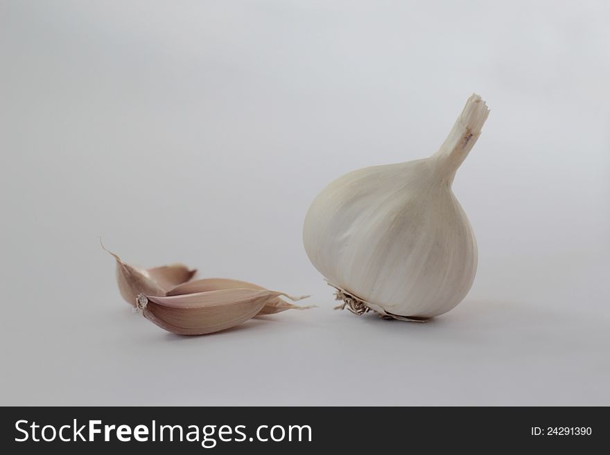 Garlic with three pieces.