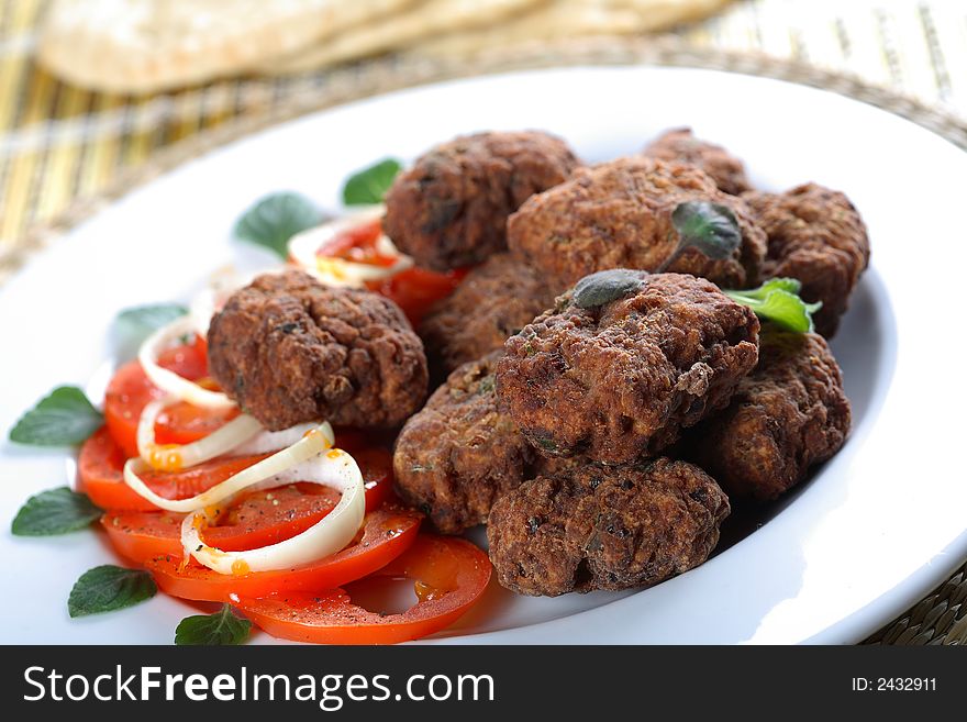 Mince cutlets with tomato and onion in slices