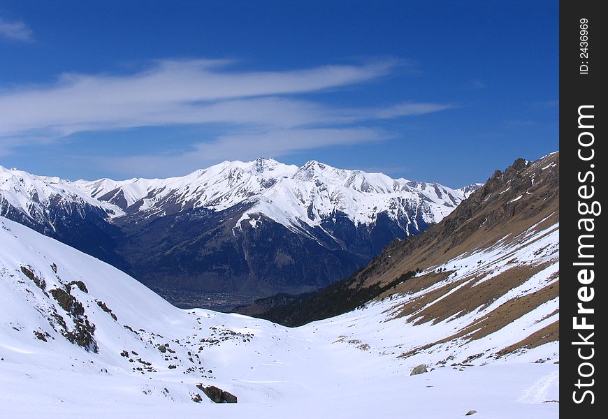 The view of the mountain and the cloudly sky. The view of the mountain and the cloudly sky