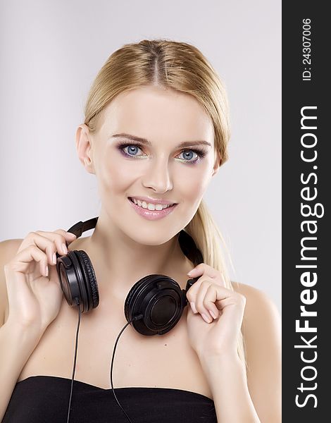 Beautiful Girl Is Listen To The Music