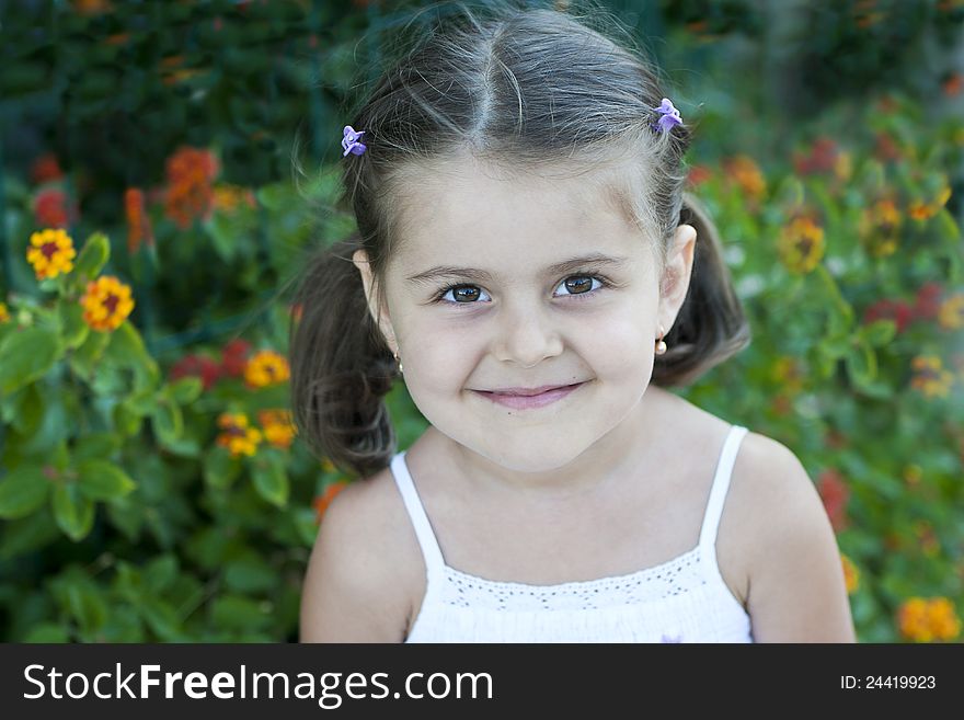 Portret adorable little girl having cute smile