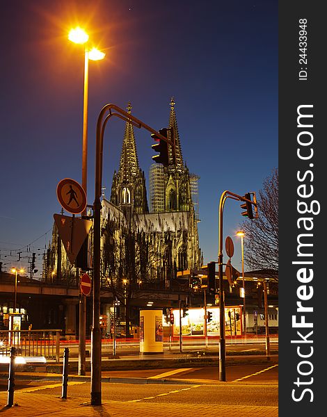 Night scene with Cologne Cathedral and traffic lights in the foreground