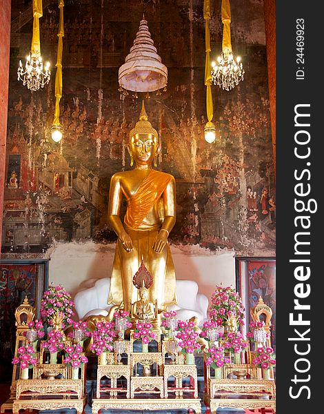 Sitting gold buddha statue