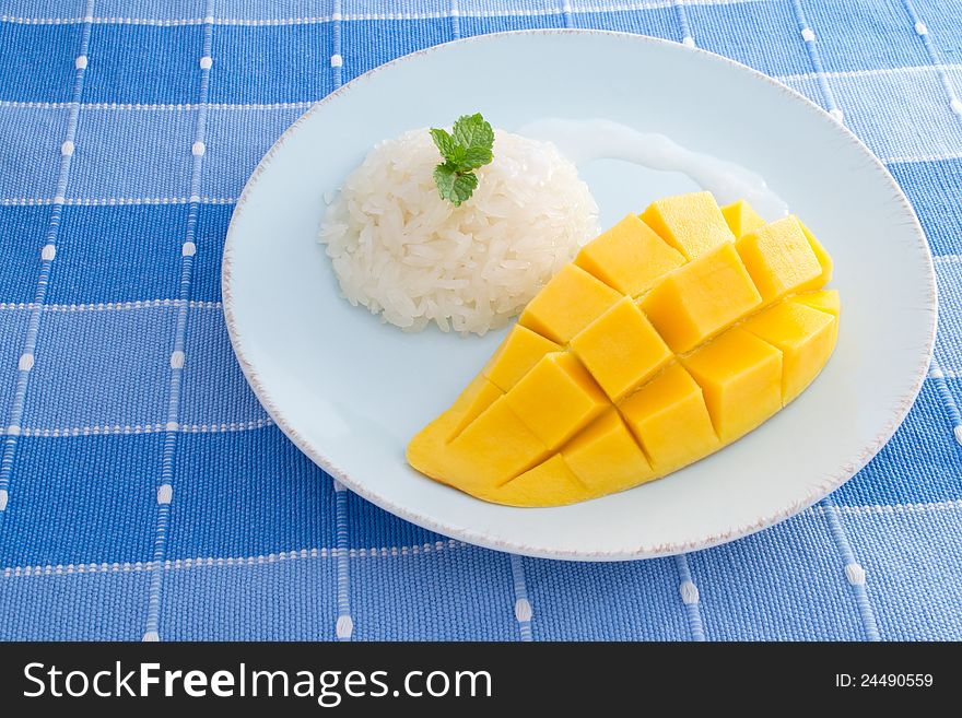 Glutinous rice with mango dessert