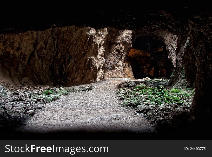 This is a green corridor located at the second level of the Mine The Jayona. The mine is an old iron one placed in the mountains of the same name, in the town of Fuente del Arco, province of Badajoz (Spain), declared a natural monument in the Official Journal of Extremadura of September 30, 1997. The origin of the mine began with the arrival of the Romans and has been in operation in stages until its closure in 1921. This is a green corridor located at the second level of the Mine The Jayona. The mine is an old iron one placed in the mountains of the same name, in the town of Fuente del Arco, province of Badajoz (Spain), declared a natural monument in the Official Journal of Extremadura of September 30, 1997. The origin of the mine began with the arrival of the Romans and has been in operation in stages until its closure in 1921.