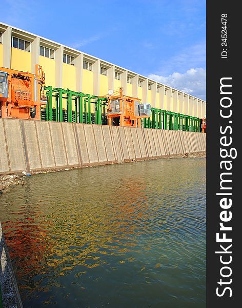 Hydroelectric dam with machinery for remove trunks from water