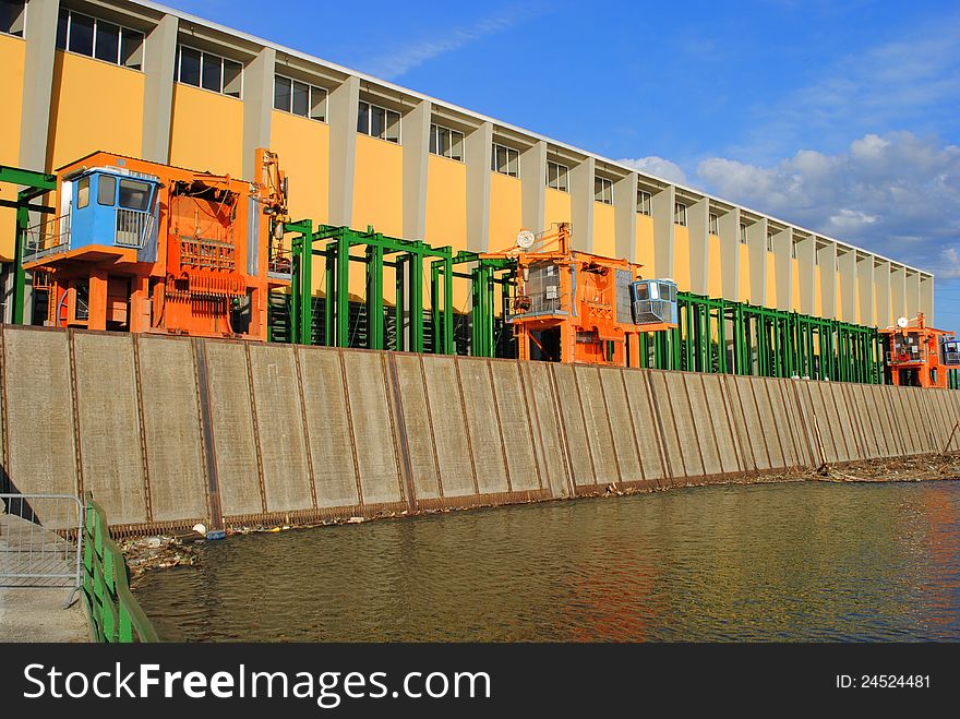 Hydroelectric dam with machinery for remove trunks from water