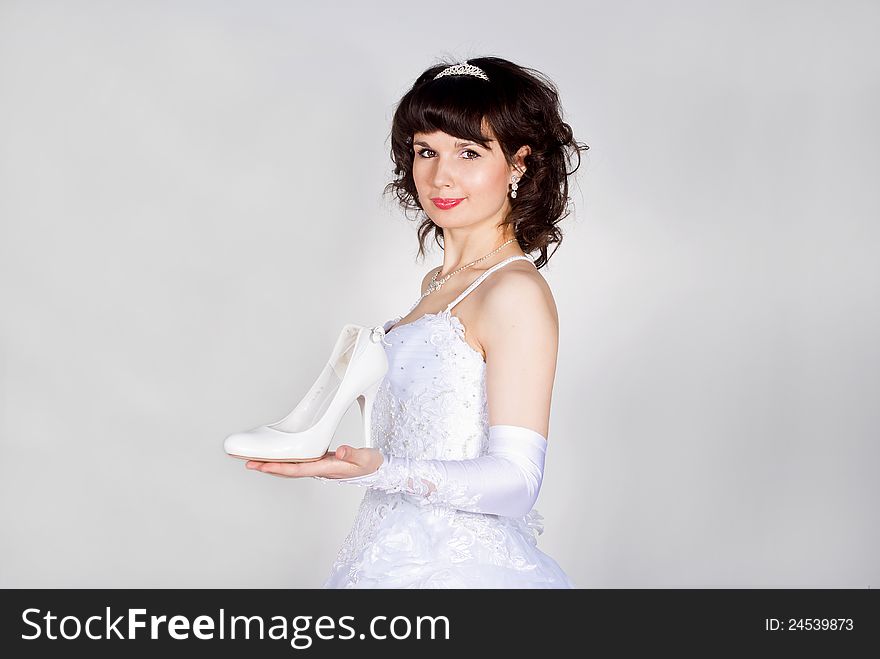 Beautiful bride holds the shoe