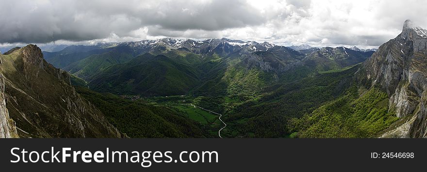 Panoramic view from the top station of the cable car or Fuente DÃ© in Cantabria, Spain. In the heart of the Picos de Europa, the Fuente DÃ© Cable Railway overcomes a drop of 750 metres taking travellers to an altitude of 1,450 metres in just 4 minutes at a maximum speed of 10 m/second. In the top station visitors will be astounded by the beauty of the scenery. Panoramic view from the top station of the cable car or Fuente DÃ© in Cantabria, Spain. In the heart of the Picos de Europa, the Fuente DÃ© Cable Railway overcomes a drop of 750 metres taking travellers to an altitude of 1,450 metres in just 4 minutes at a maximum speed of 10 m/second. In the top station visitors will be astounded by the beauty of the scenery.