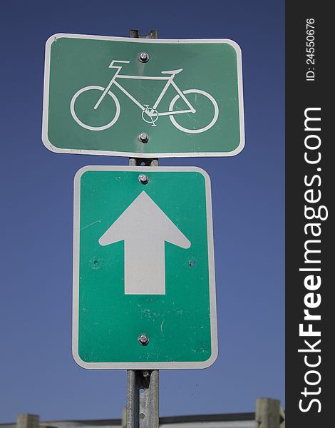 Sign indicating the direction to the bicycle path. Sign indicating the direction to the bicycle path