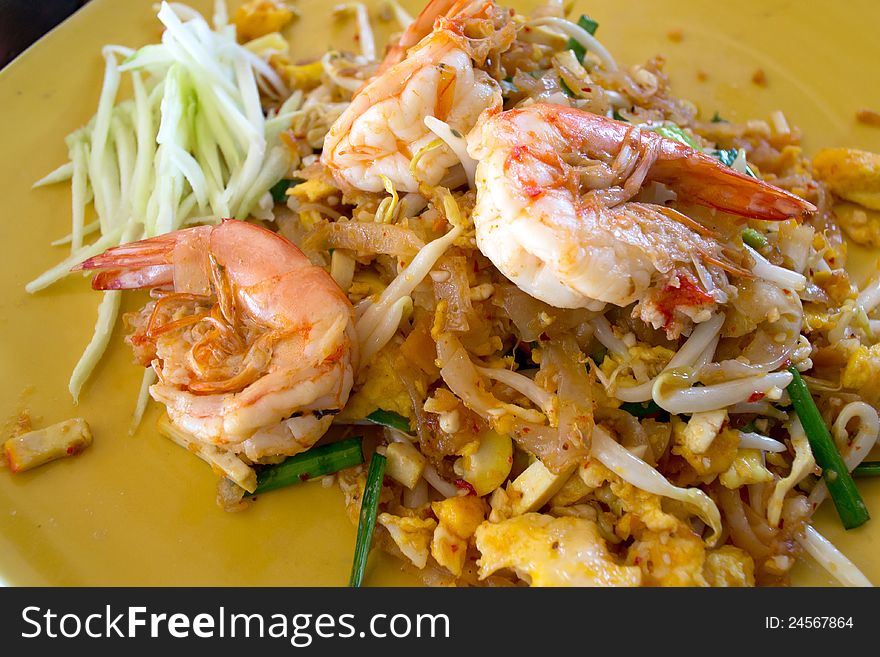 Close up of Pad Thai with shrimp