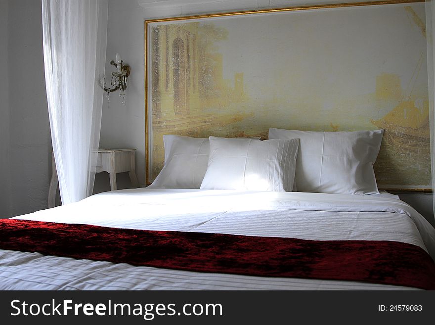 Ancient motifs and white bedroom