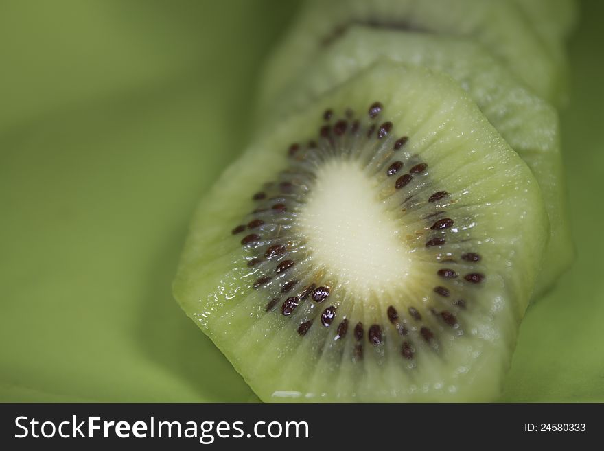 Slice kiwi on green dish