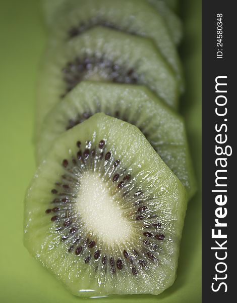 Slice kiwi on green dish