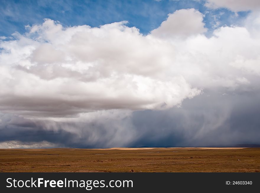 The spectacular clouds and rainin the plateau wilderness