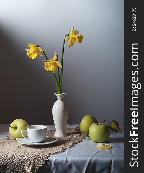 Still Life daffodils and green apples