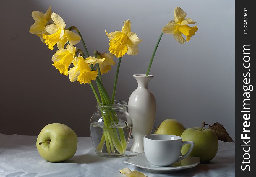 Still Life daffodils and green apples