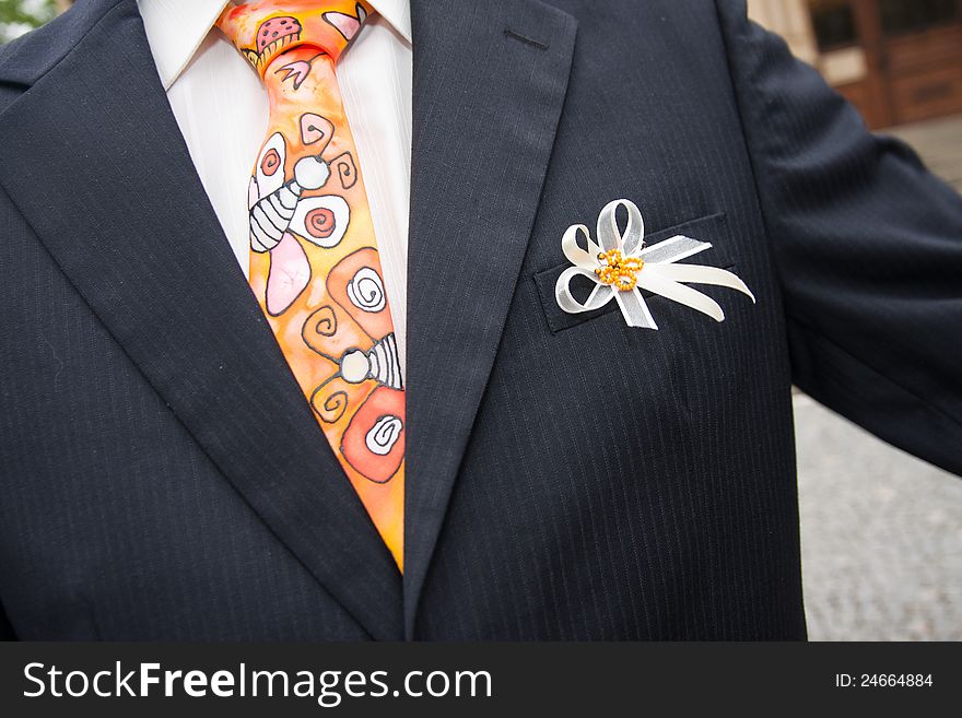 Details groom jacket and tie.