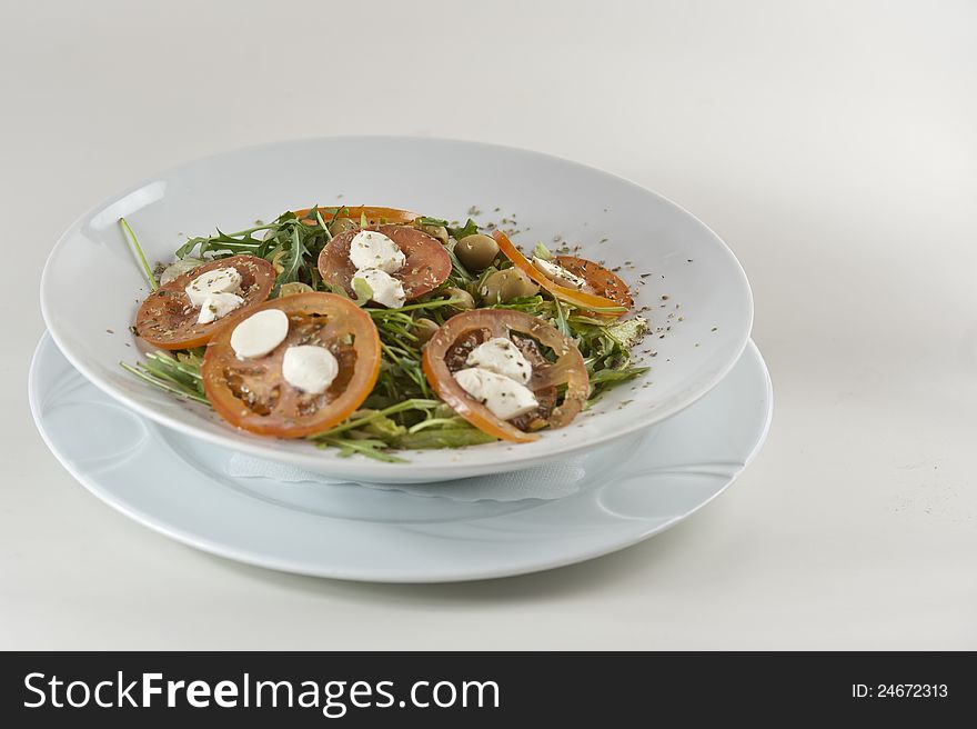 Salad with mozzarella, tomatos and rocket.