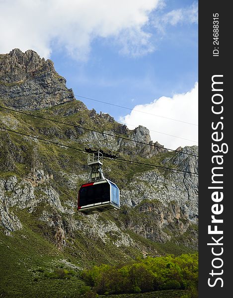 In the heart of the Picos de Europa, the Fuente Dé Cable Railway overcomes a drop of 750 metres taking travellers to an altitude of 1,450 metres in just 4 minutes at a maximum speed of 10 m/second. In the top station visitors will be astounded by the beauty of the scenery. In the heart of the Picos de Europa, the Fuente Dé Cable Railway overcomes a drop of 750 metres taking travellers to an altitude of 1,450 metres in just 4 minutes at a maximum speed of 10 m/second. In the top station visitors will be astounded by the beauty of the scenery.